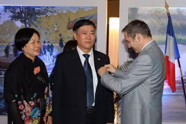 Đại sứ Pháp tại Việt Nam Jean-Noёl Poirier trao tặng Huân chương Văn học và Nghệ thuật của Pháp cho ông Phạm Thế Khang, Nguyên Giám đốc thư viện Quốc gia Việt Nam. (Ảnh: Minh Hải/Vietnam+)