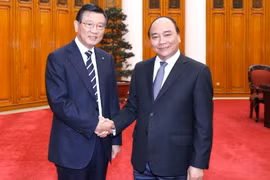 Thủ tướng Nguyễn Xuân Phúc tiếp ông Park Sam Koo, Chủ tịch Tập đoàn Kumho Asiana. (Ảnh: Thống Nhất/TTXVN)