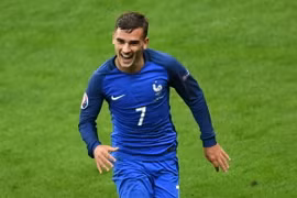Pha ăn mừng của tiền đạo Antoine Griezmann sau khi ghi bàn bàn thắng nâng tỷ số lên 4-0 với Iceland trong lượt trận tứ kết EURO 2016 diễn ra tại Pháp ngày 3/7. (Nguồn: EPA/TTXVN)