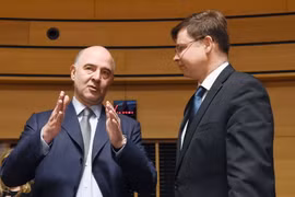 Ủy viên phụ trách các vấn đề kinh tế của EU Pierre Moscovici (trái) và Phó Chủ tịch EC Valdis Dombrovskis. (Nguồn: AFP/TTXVN)