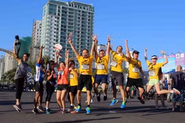 Niềm vui của các vận động viên Việt Nam sau khi hoàn thành cuộc thi marathon quốc tế 21km. (Ảnh: Trần Lê Lâm/TTXVN)