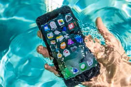 Chuyện gì xảy ra khi ngâm iPhone 7 trong nước sôi và Coca lạnh?