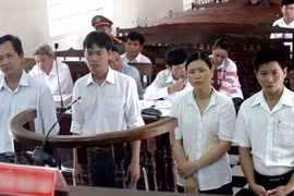 Các bị cáo tại phiên tòa sơ thẩm. (Ảnh: Lê Đức Hoảnh/TTXVN)
