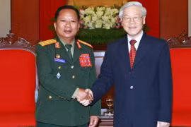 Tổng Bí thư Nguyễn Phú Trọng tiếp Bộ trưởng Bộ Quốc phòng Lào Chansamon Channhalat. (Ảnh: Doãn Tấn/TTXVN)