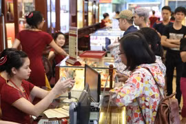 Giao dịch vàng tại Bảo Tín Minh Châu. (Ảnh: Đức Duy/Vietnam+)