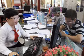 Giao dịch tại Agribank: (Nguồn: TTXVN)