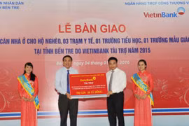 Ông Nguyễn Văn Thắng - Chủ tịch HĐQT VietinBank trao tài trợ cho tỉnh Bến Tre. (Nguồn: VietinBank)