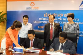 Lãnh đạo hai bên tham gia ký kết. (Nguồn: LienVietPostBank)