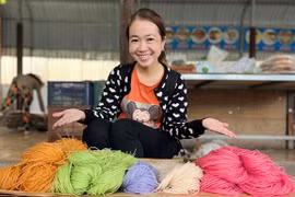 Du khách thích thú trải nghiệm quy trình làm hủ tiếu đa sắc. (Ảnh: TTXVN phát)