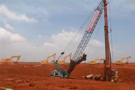 Thi công cọc khoan nhồi móng nhà ga hành khách sân bay Long Thành. (Ảnh: Công Phong/TTXVN)