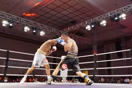 Võ sỹ Jules Victoriano (Philippines) và võ sỹ Hồng Quân thi đấu. (Ảnh: Huỳnh Ngọc Sơn/TTXVN)