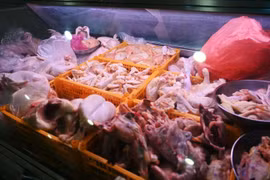 Thịt gà bày bán tại chợ Tiong Bahru, Singapore. (Nguồn: CNA)