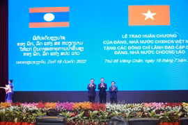 Ủy viên Bộ chính trị, Thường trực Ban Bí thư Võ Văn Thưởng trao Huân chương cho Ủy viên Bộ Chính trị, Thủ tướng Chính phủ Lào Phankham Viphavanh, Ủy viên Bộ Chính trị, Chủ tịch Quốc hội Lào Xaysomphone Phomvihane. (Ảnh: Đỗ Bá Thành/TTXVN)