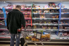 Khách hàng mua sắm tại siêu thị Sainsbury's ở Walthamstow, đông London, Anh. (Ảnh: AFP/TTXVN)