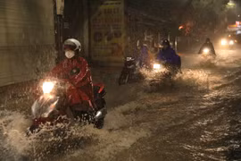 Hà Nội: Đang ngập nhiều khu vực thuộc nội thành do mưa lớn