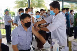 Hơn 500 công nhân, người lao động Công ty TNHH Juki Việt Nam (khu chế xuất Tân Thuận, Quận 7, Thành phố Hồ Chí Minh) tiêm vaccine nhắc lại phòng COVID-19. (Ảnh: Thanh Vũ/TTXVN)
