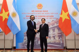 Bộ trưởng Ngoại giao Bùi Thanh Sơn với Bộ trưởng Ngoại giao, Ngoại thương và Tôn giáo Argentina Santiago Andres Cafiero. (Ảnh: Lâm Khánh/TTXVN)