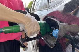 Bơm xăng cho phương tiện tại trạm xăng ở Seoul, Hàn Quốc ngày 10/6. (Ảnh: THX/ TTXVN)