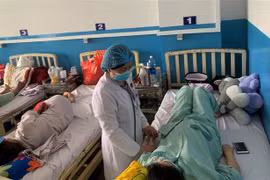 Nhiều thai phụ mắc sốt xuất huyết đang được điều trị tại Bệnh viện Bệnh Nhiệt đới Thành phố Hồ Chí Minh. (Ảnh: Đinh Hằng/TTXVN)