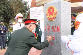 Đại tướng, Bộ trưởng Quốc phòng Lào Chansamone Chanyalath tô sơn cột mốc 605 tại cửa khẩu Lao Bảo tháng 12/2021. (Ảnh: Trọng Đức/TTXVN)