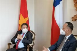 Thủ hiến vùng Los Rios, ông Luis Cuvertino tiếp Đại sứ Phạm Trường Giang (phải). (Ảnh: TTXVN phát)
