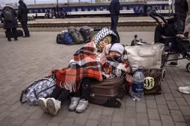Trẻ em theo cha mẹ đi sơ tán tránh xung đột tại Kramatorsk, Donbass. (Ảnh: THX/TTXVN)