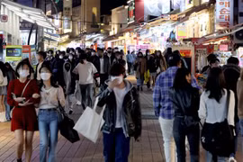 Người dân đeo khẩu trang phòng dịch COVID-19 tại Seoul, Hàn Quốc. (Ảnh: Yonhap/TTXVN)