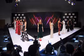 Mẫu trang phục của các nhà thiết kế Việt Nam giới thiệu tại họp báo ra mắt sự kiện. (Ảnh: BTC)