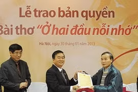 Lễ trao bản quyền bài thơ "Ở hai đầu nỗi nhớ." (Ảnh: Hà Huy Hiệp/Vietnam+)