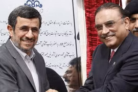 Tổng thống Iran Mahmoud Ahmadinejad (trái) và Tổng thống Pakistan Asif Ali Zardari tại lễ khởi công. (Nguồn: Reuters)