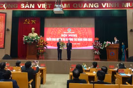 Phó chủ tịch Quốc hội Nguyễn Đức Hải trao Huân chương Lao động Hạng nhất cho Tổng Kiểm toán Nhà nước Ngô Văn Tuấn, tại Hội nghị Triển khai nhiệm vụ và công tác Đảng năm 2023. (Ảnh: Vietnam+)