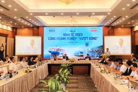 Diễn đàn “Kinh tế 2023: Cùng doanh nghiệp “vượt sóng,” ngày 17/11. (Ảnh: Vietnam+)