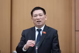 Bộ trưởng Bộ Tài chính Hồ Đức Phớc trao đổi về công tác triển khai các nhiệm vụ của Bộ trong năm 2023. (Ảnh: Vietnam+)