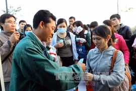 Tặng vé xe cho công nhân về quê ăn tết (Nguồn: TTXVN)