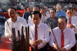 Lãnh đạo tỉnh Kiên Giang dâng hương tưởng niệm Anh hùng dân tộc Nguyễn Trung Trực. (Ảnh: Lê Sen/TTXVN)