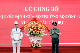 Trung tướng Lê Quốc Hùng, Thứ trưởng Bộ Công an thay mặt Lãnh đạo Bộ trao quyết định và chúc mừng Đại tá Vũ Như Hà được điều động, bổ nhiệm làm Giám đốc Công an tỉnh Lạng Sơn. (Ảnh: TTXVN phát)