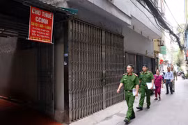 Tổ công tác liên ngành liên ngành phường Trung Hoà, quận Cầu Giấy kiểm tra công tác PCCC tại các cơ sở kinh doanh nhà trọ, chung cư mini. (Ảnh: Phạm Kiên/TTXVN)