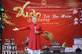 Tổng Lãnh sự Việt Nam phụ trách bang New South Wales, bang Nam Australia và bang Queensland Nguyễn Đăng Thắng phát biểu khai mạc "Xuân Quê hương 2024." (Ảnh: Văn Linh/TTXVN)