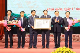 Phó Thủ tướng Trần Hồng Hà trao Quyết định công bố Quy hoạch tỉnh Điện Biên cho lãnh đạo tỉnh Điện Biên. (Ảnh: Trung Kiên/TTXVN)