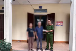 Chị A cảm ơn Công an xã Nguyên Khê đã nhiệt tình giúp đỡ. (Ảnh TTXVN phát)