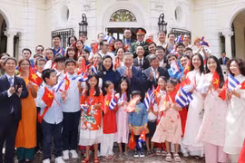 Tổng Bí thư, Chủ tịch nước Tô Lâm và Phu nhân với cán bộ, nhân viên Đại sứ quán và cộng đồng người Việt Nam tại Cuba. (Ảnh: Lâm Khánh/TTXVN)