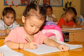Em Hoàng Thị Hương Giang, học sinh lớp 1 đến từ Làng Nủ chăm chỉ học bài. (Nguồn: Báo Lào Cai)