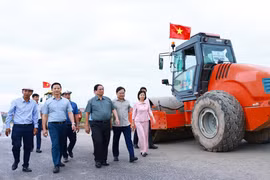 Thủ tướng Phạm Minh Chính kiểm tra tiến độ dự án đầu tư xây dựng đường Vành đai 4-Vùng Thủ đô đoạn qua tỉnh Bắc Ninh. (Ảnh: Dương Giang/TTXVN)