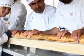 Kỷ lục bánh mỳ baguette dài nhất thế giới. (Nguồn: Reuters)