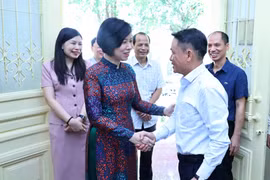 Ông Nguyễn Đức Lợi, Phó Chủ tịch thường trực Hội Nhà báo Việt Nam tiếp đón Tổng Giám đốc Vũ Việt Trang và Đoàn TTXVN. (Ảnh: Minh Đức/TTXVN)