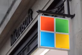 Biểu tượng Microsoft tại cửa hàng ở London, Anh. (Ảnh: THX/TTXVN)