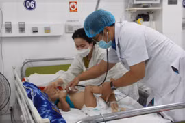 Bác sỹ thăm khám cho các bệnh nhi. (Ảnh: Phan Sáu/TTXVN)