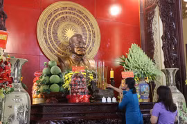 Dâng hoa, dâng hương tưởng nhớ Chủ tịch Tôn Đức Thắng. (Ảnh: Công Mạo/TTXVN)