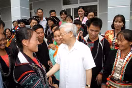 Tổng Bí thư Nguyễn Phú Trọng trò chuyện, động viên đồng bào các dân tộc tại xã Bản Bo, huyện Tam Đường vào tháng 7/2016. (Ảnh: TTXVN phát)