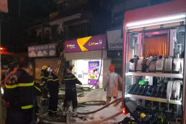 Lực lượng phòng cháy chữa cháy triển khai làm nhiệm vụ tại hiện trường. (Ảnh: Tuấn Anh/TTXVN)